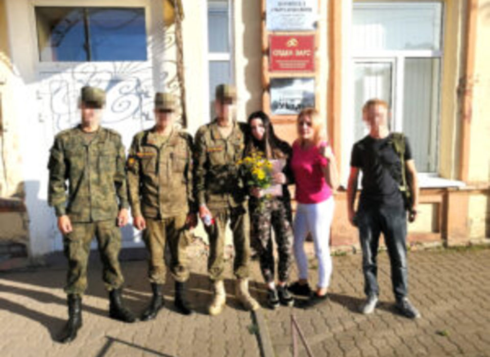 Молодая пара зарегистрировала брак в камуфляже в загсе под Волгоградом
